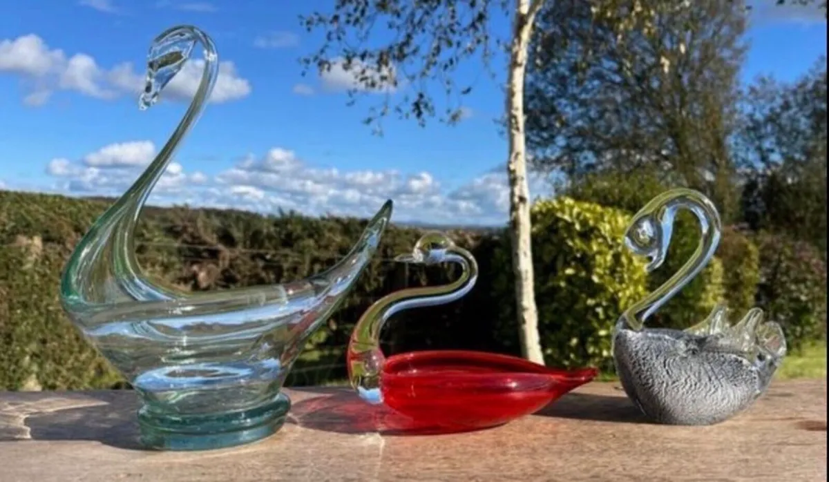 Three vintage art glass swan figurines - Image 1