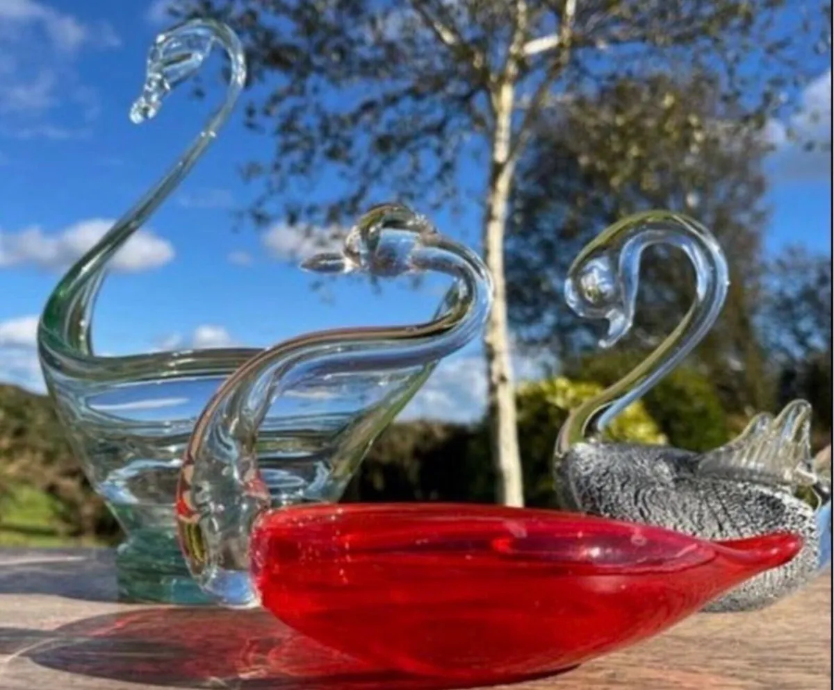Three vintage art glass swan figurines - Image 2