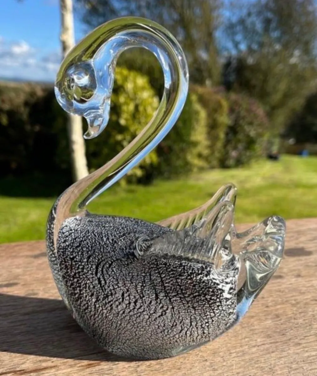 Three vintage art glass swan figurines - Image 3