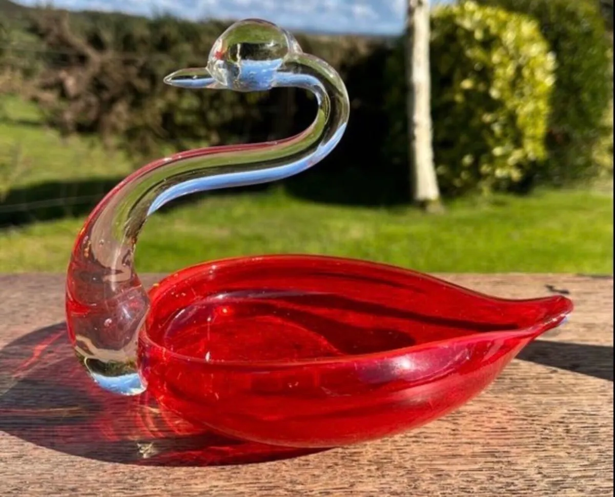 Three vintage art glass swan figurines - Image 4