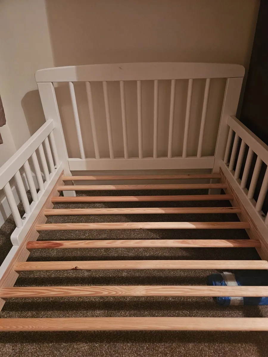Toddler bed - Image 1