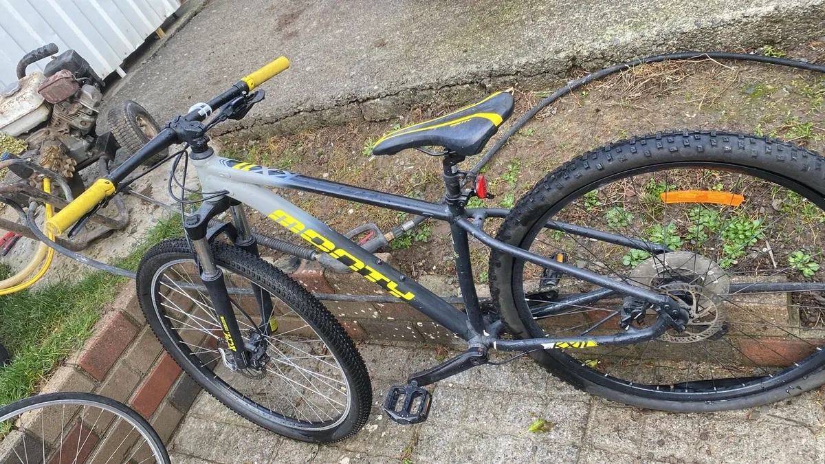 Selection of bikes - Image 4