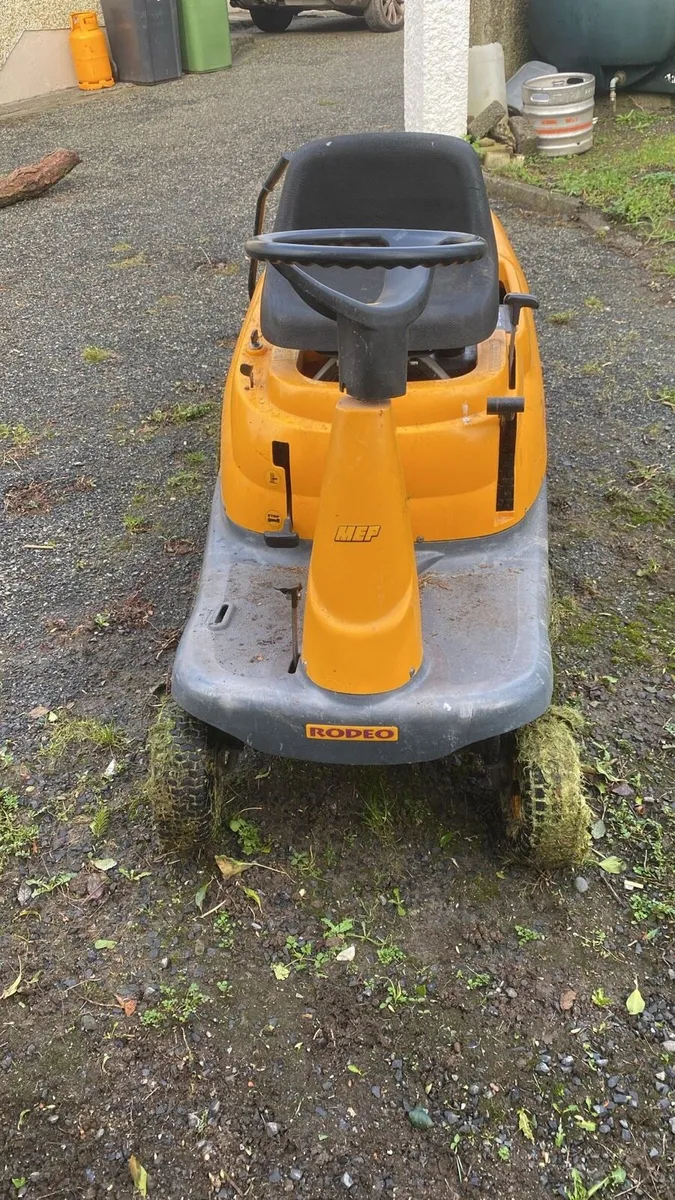 Ride on lawn mower - Image 2