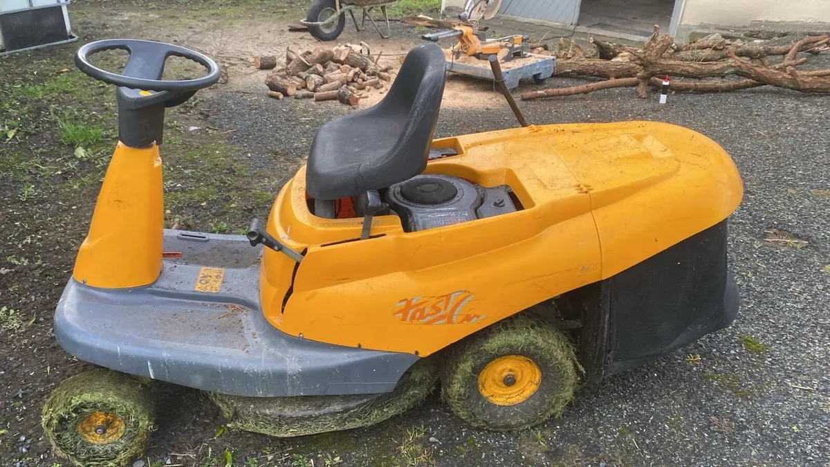 Ride on lawn mower - Image 1