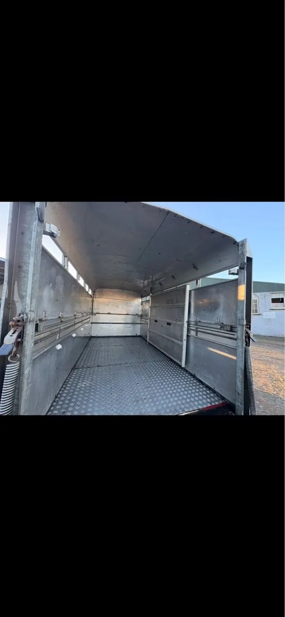 horse truck and trailer - Image 4