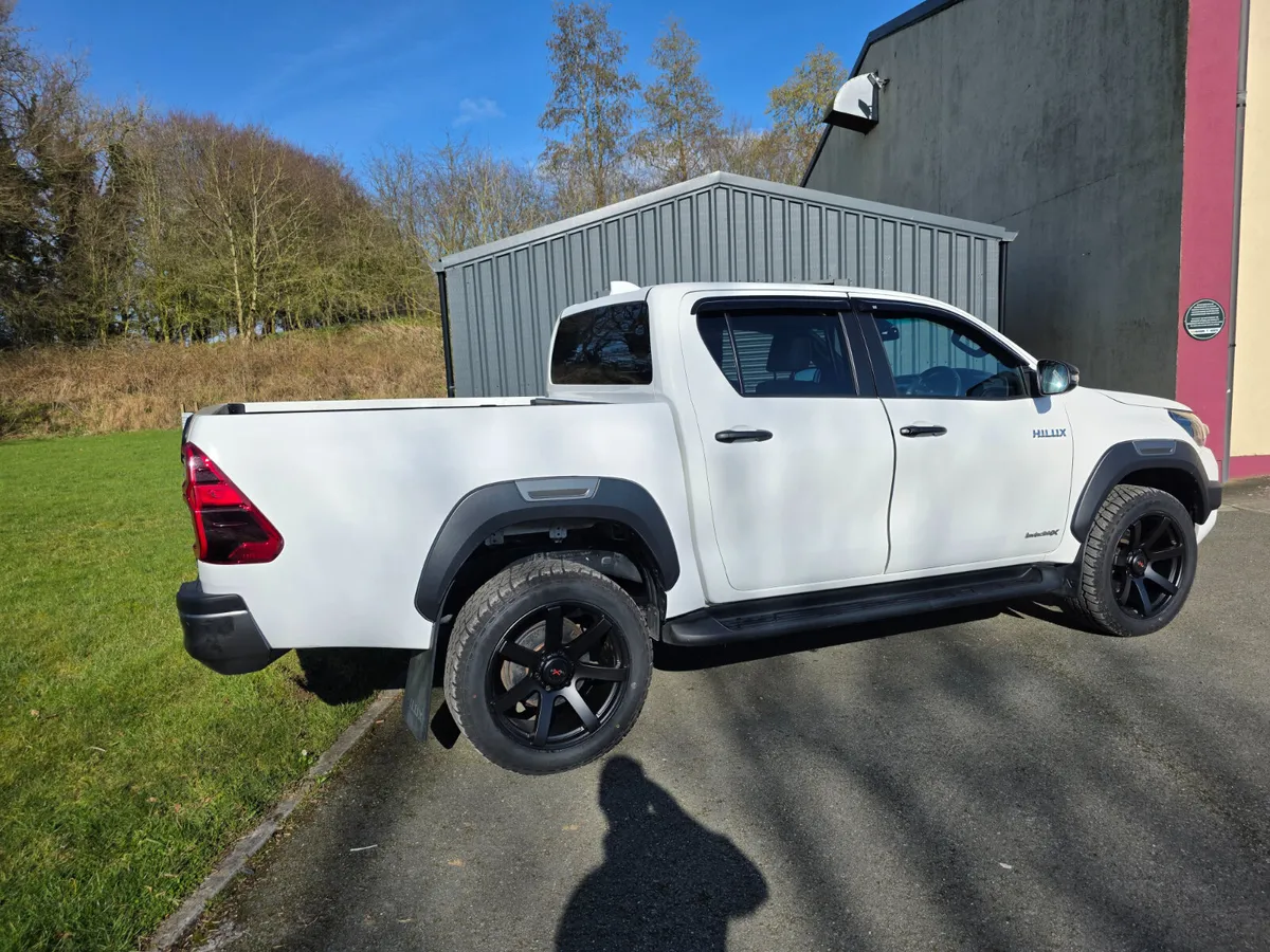 2023 TOYOTA HILUX 2.8  INVINCIBLE X AUTO - Image 2