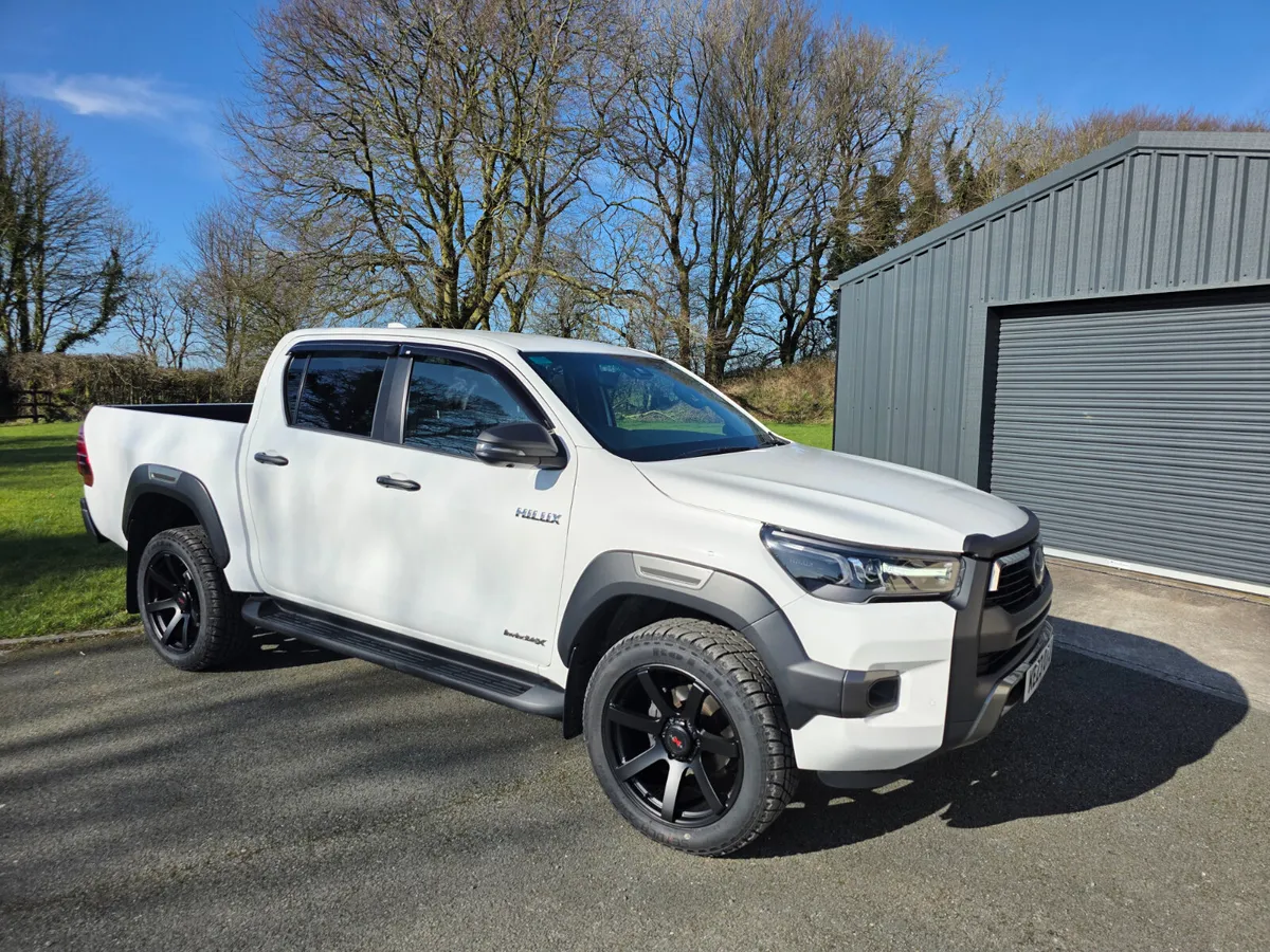 2023 TOYOTA HILUX 2.8  INVINCIBLE X AUTO - Image 1