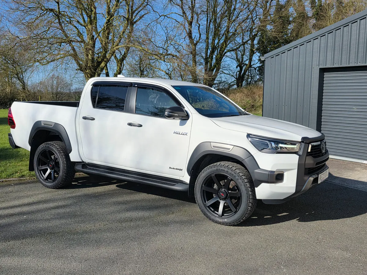 2023 TOYOTA HILUX 2.8  INVINCIBLE X AUTO - Image 4