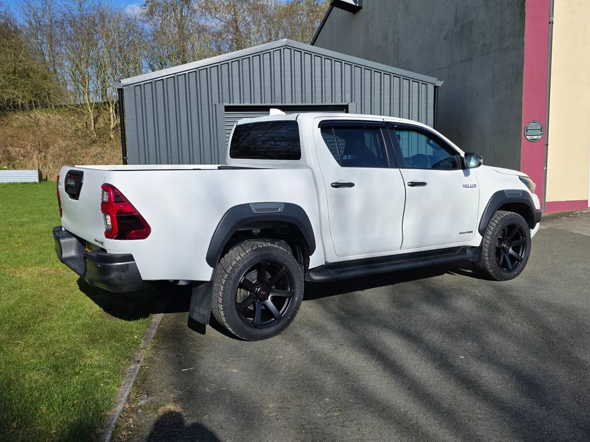 2023 TOYOTA HILUX 2.8  INVINCIBLE X AUTO - Image 3