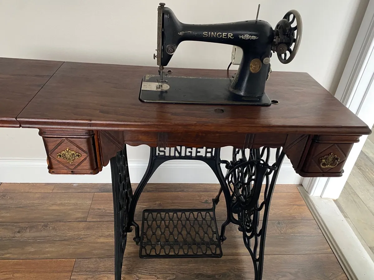 Singer sewing machine and table - Image 2
