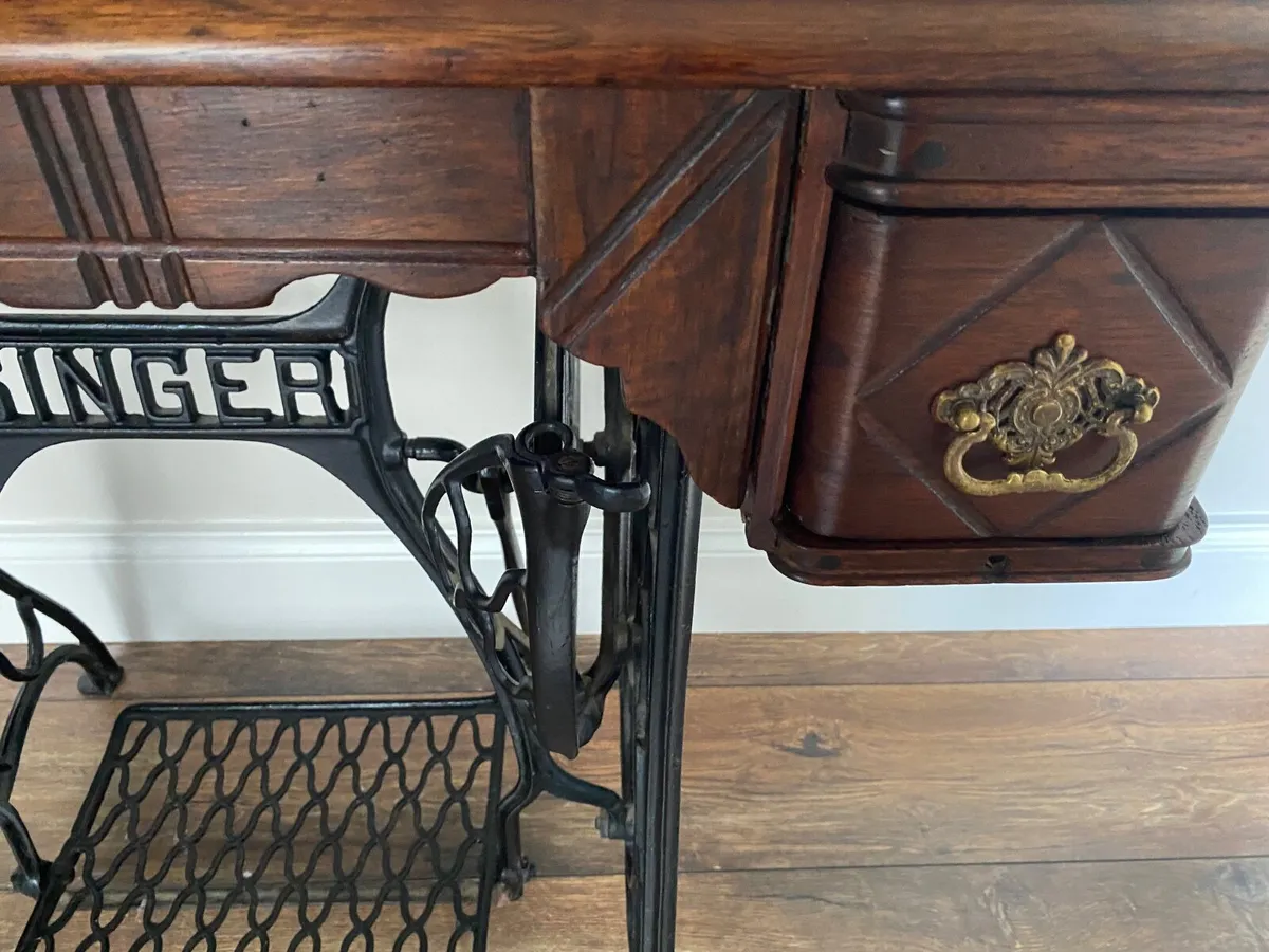 Singer sewing machine and table - Image 3