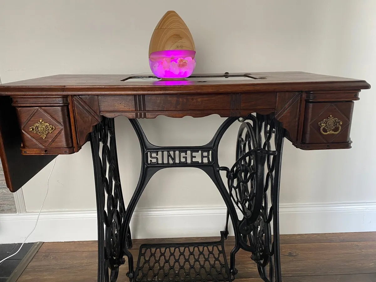 Singer sewing machine and table - Image 4