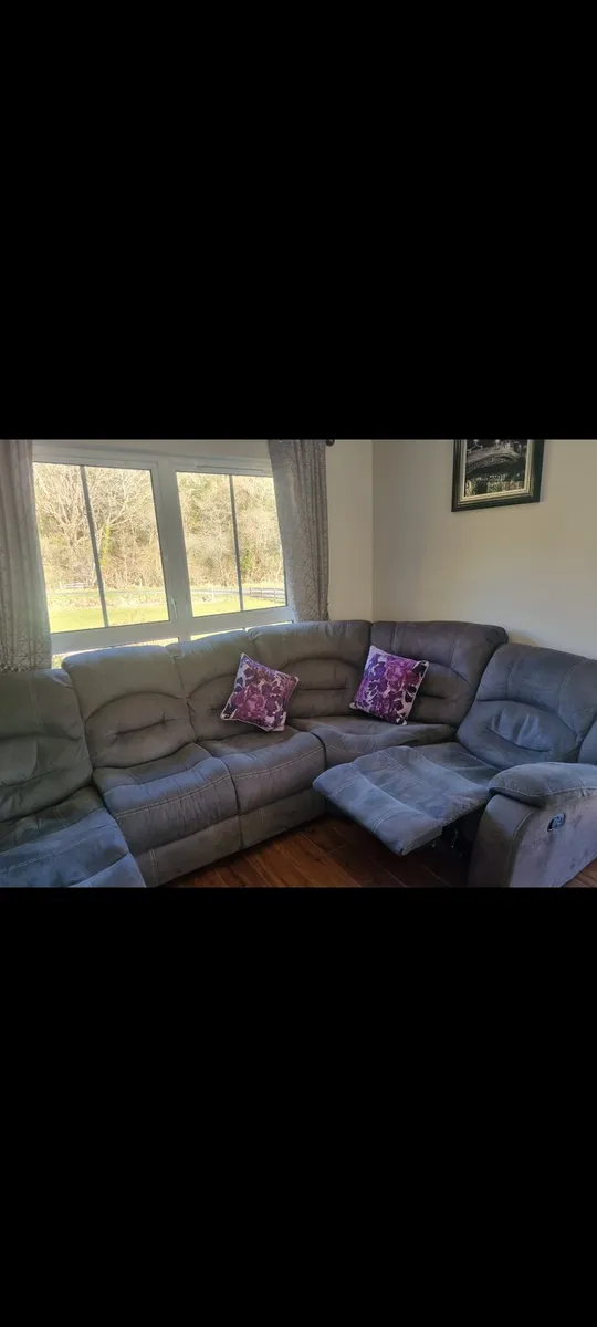 Three piece suite - Image 1