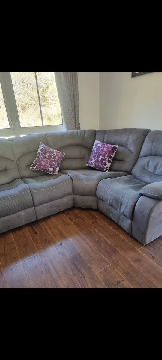 Three piece suite - Image 4