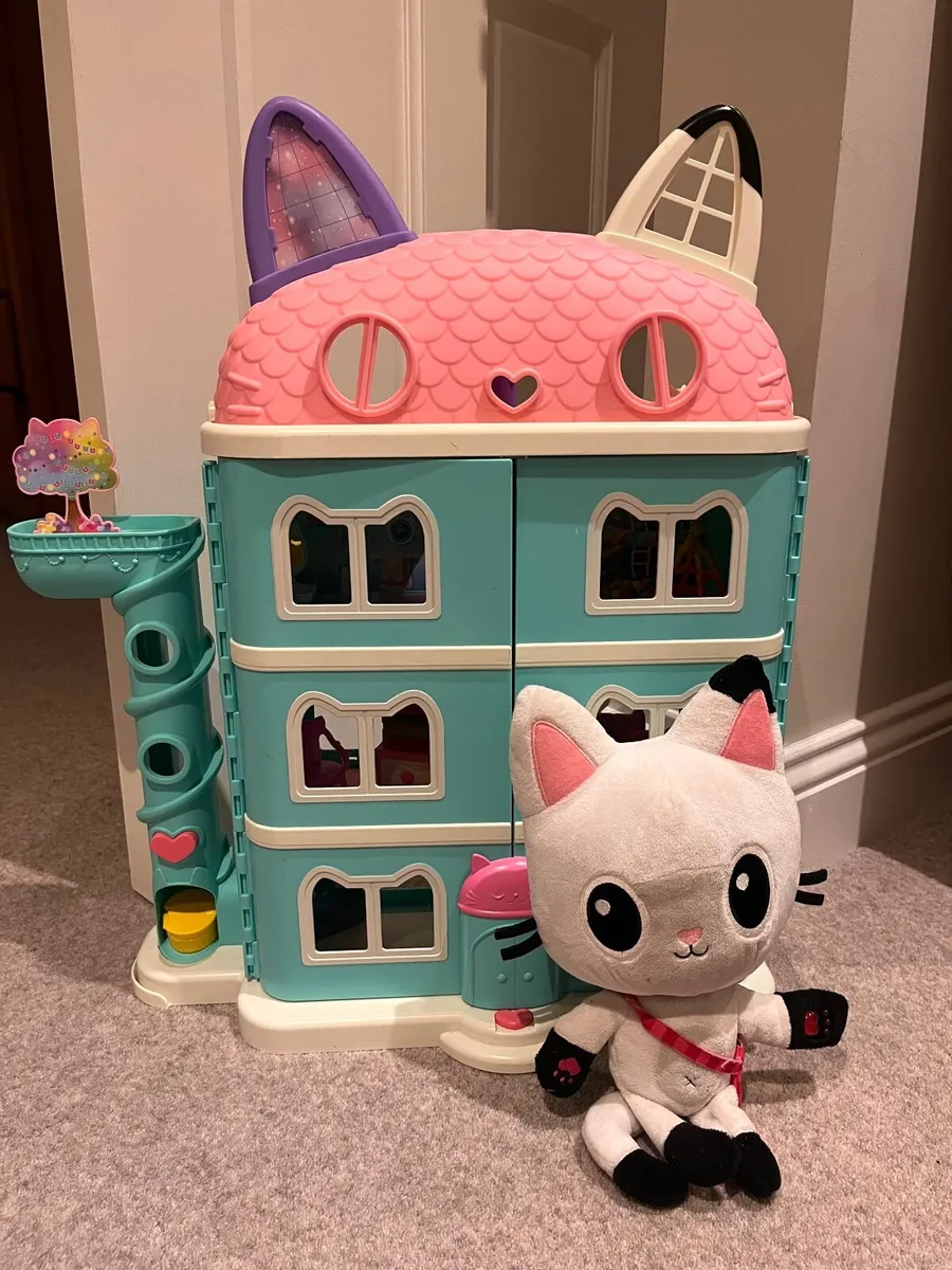 Gabby dolls house and plush Pandy - Image 1