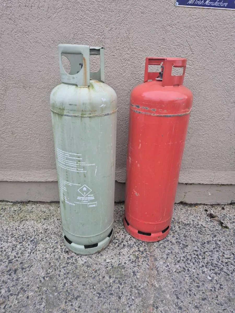 Gas cylinders - Image 1