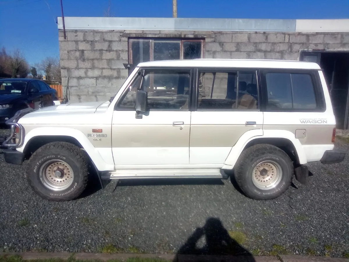 Mitsubishi Pajero 1990 - Image 2