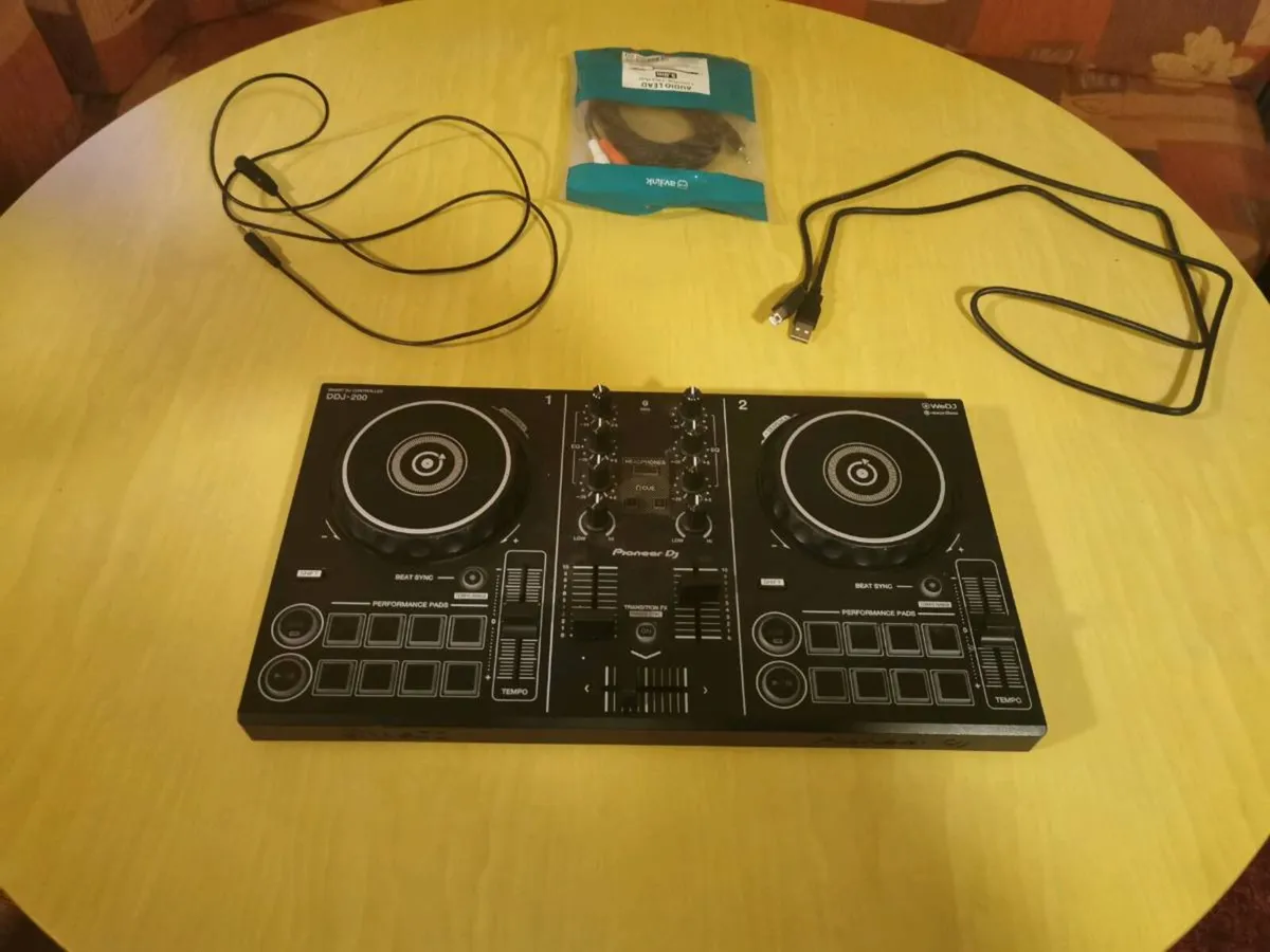 Pioneer Ddj 200 smart dj controller.