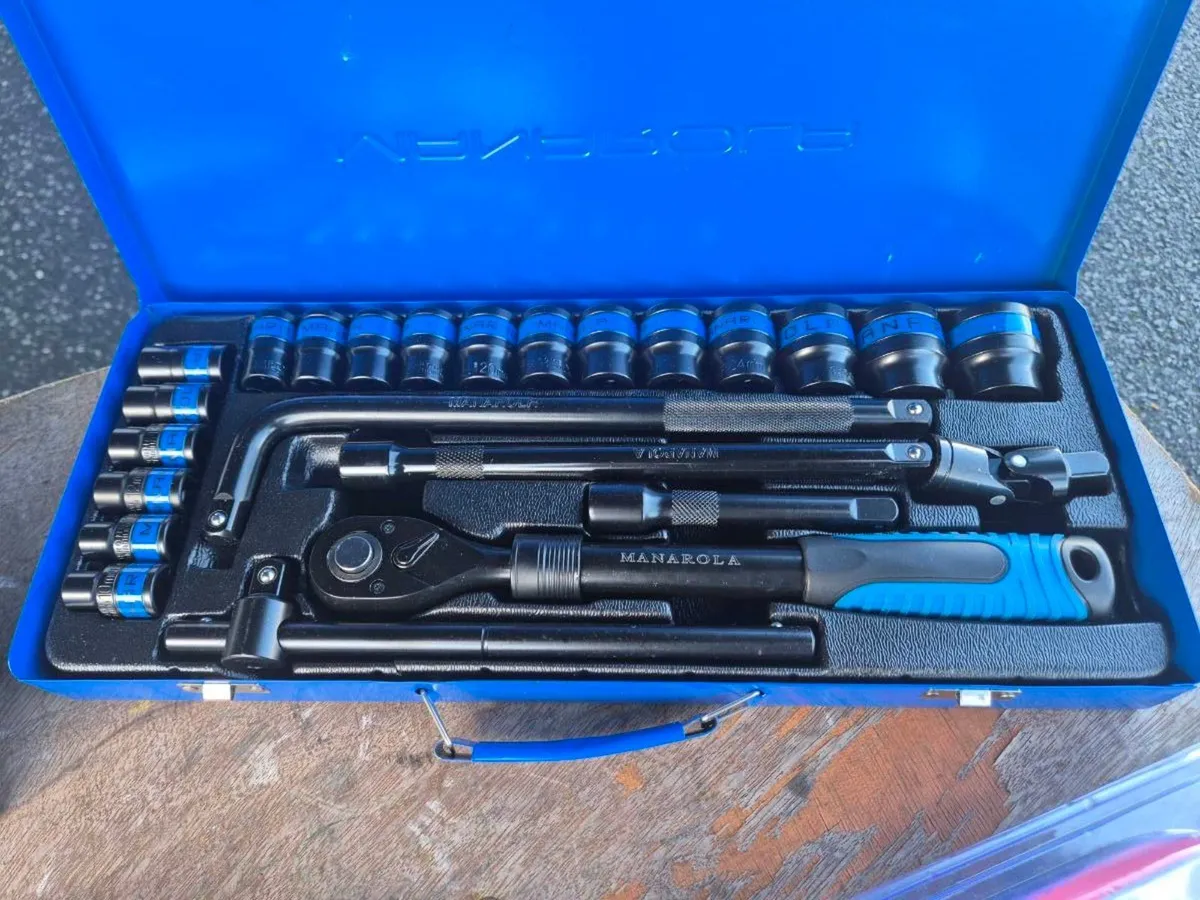 Adjustable socket set