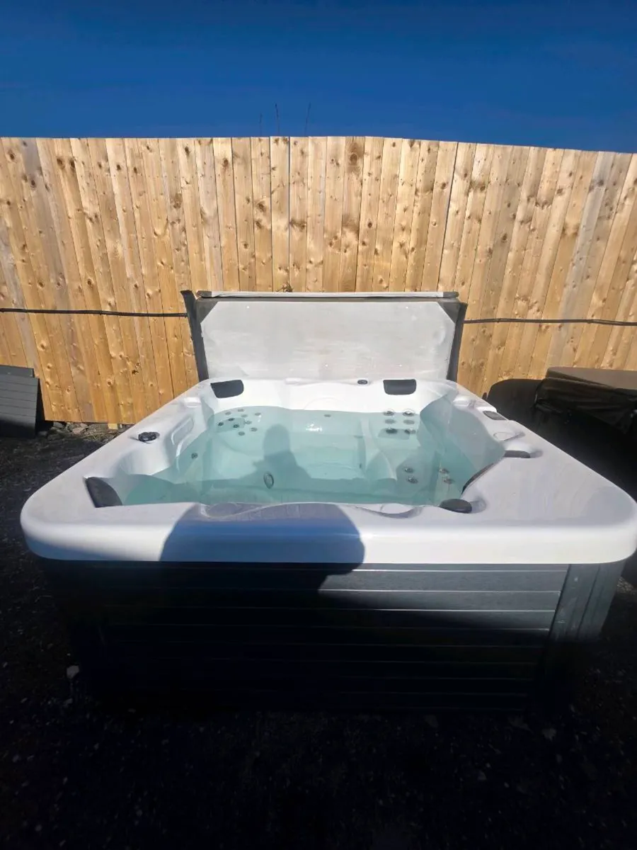 6 person hottub - Image 1