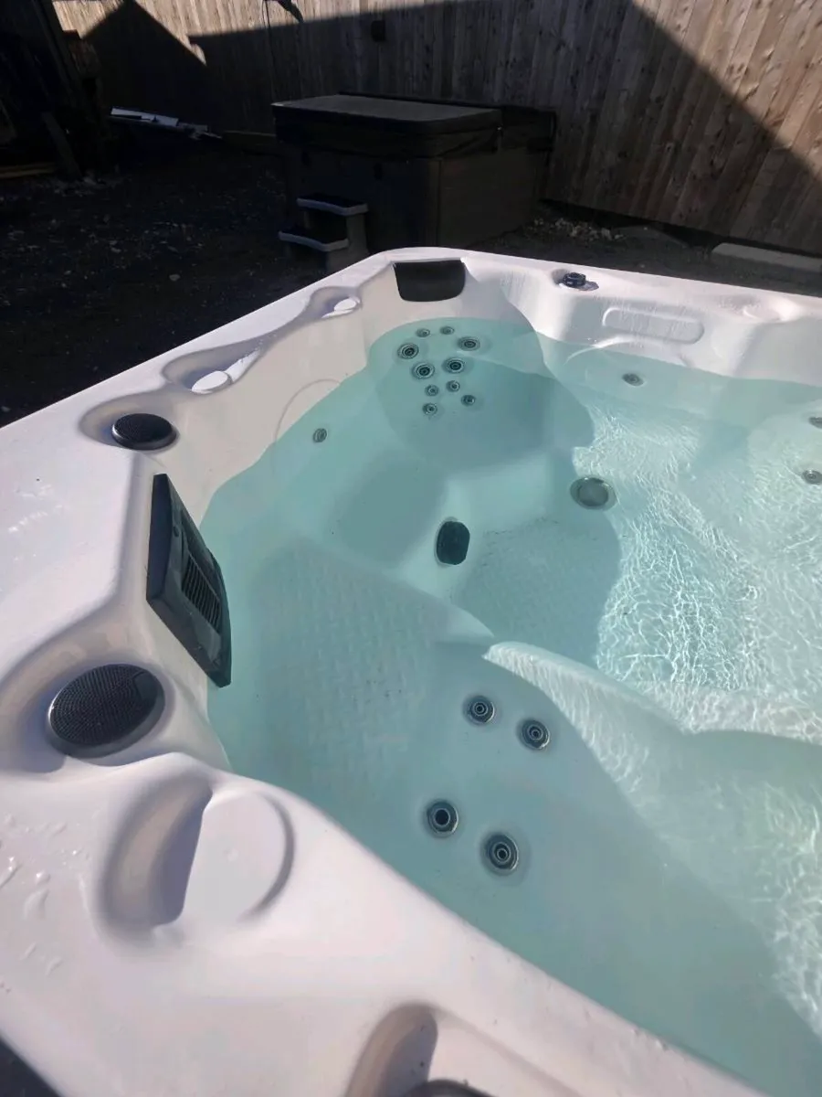 6 person hottub - Image 2