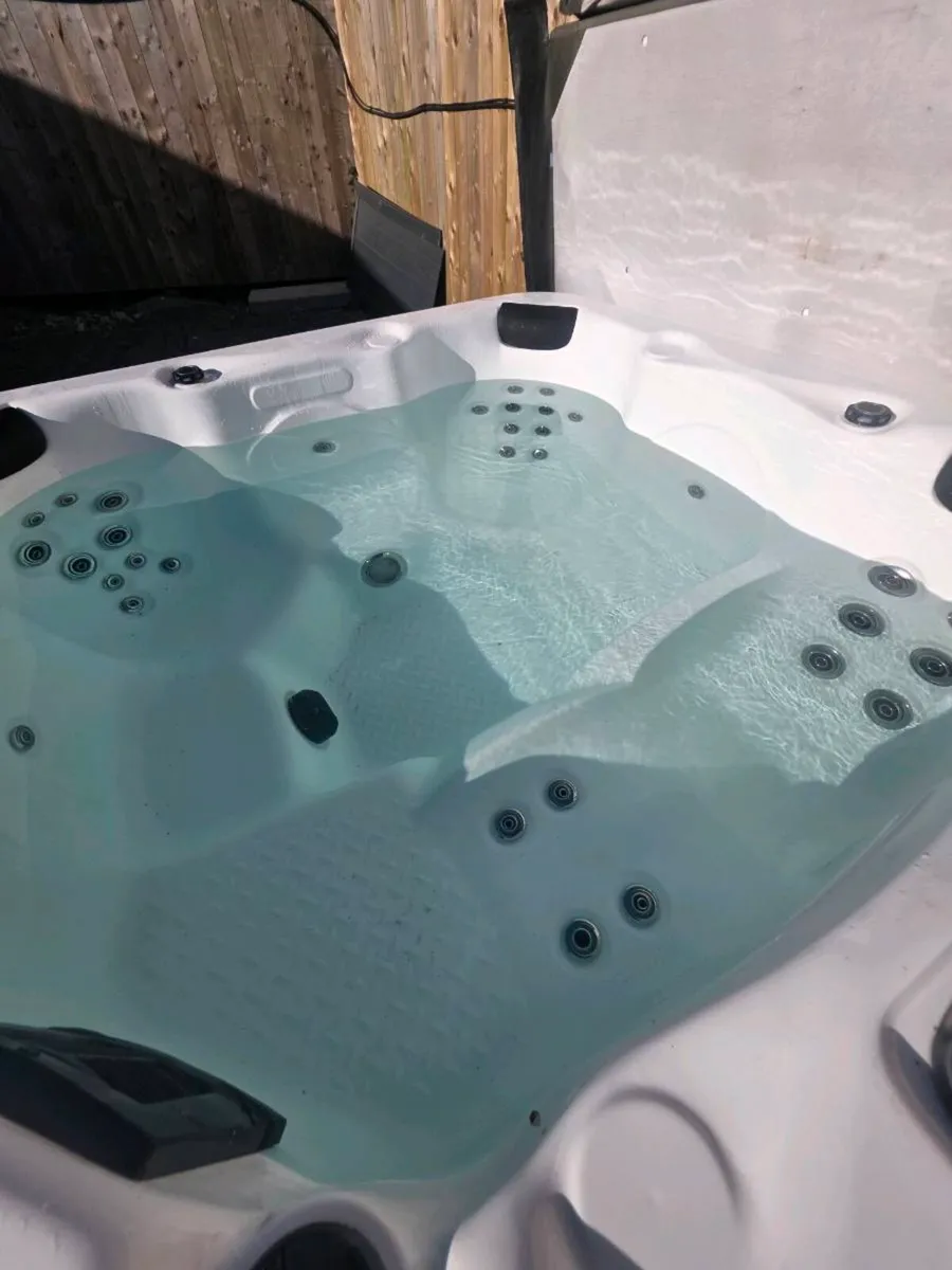 6 person hottub - Image 3