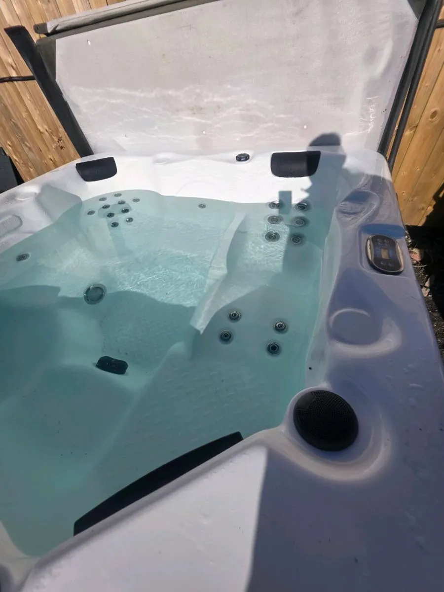 6 person hottub - Image 4