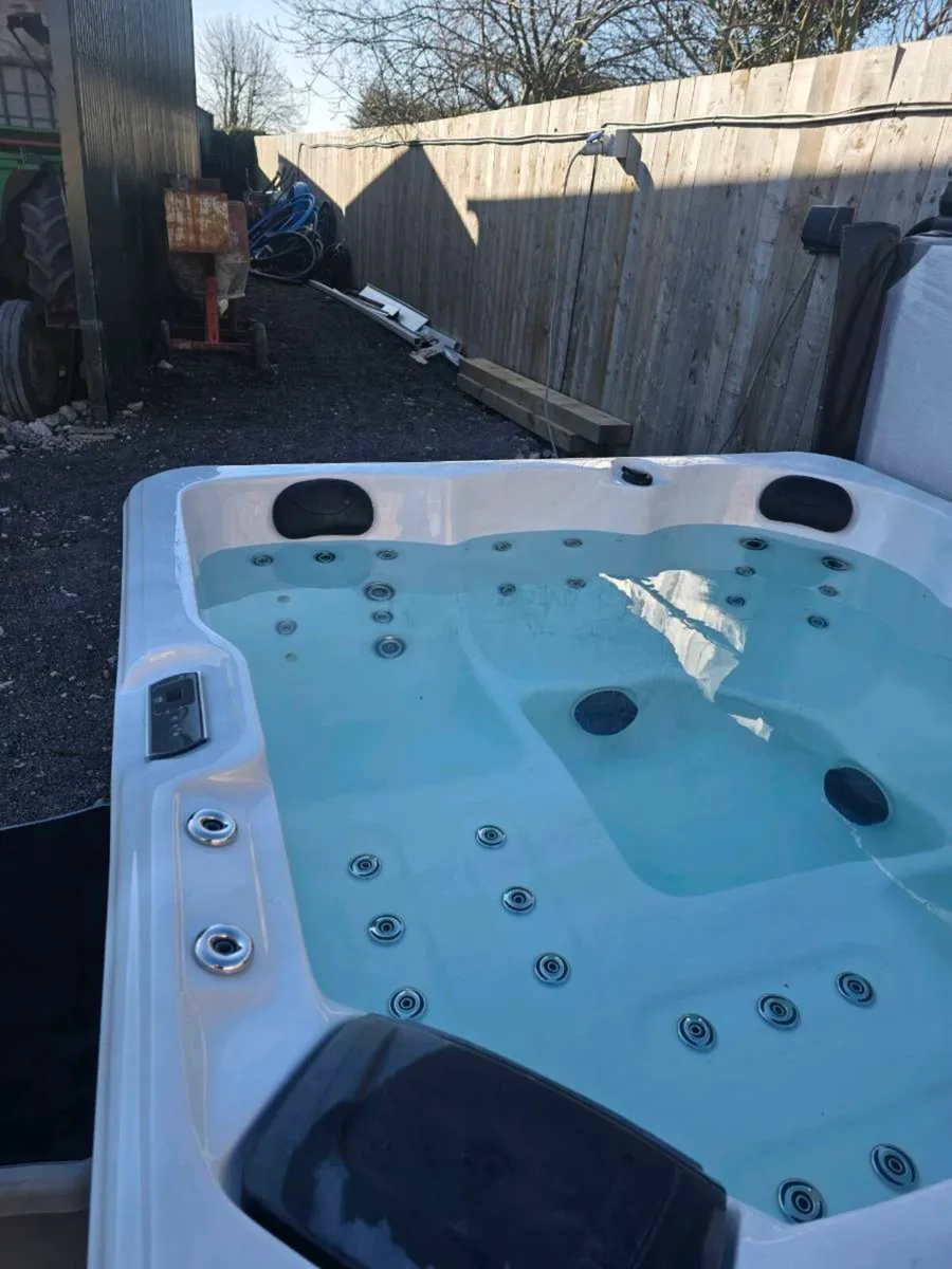 5 person hot tub - Image 3