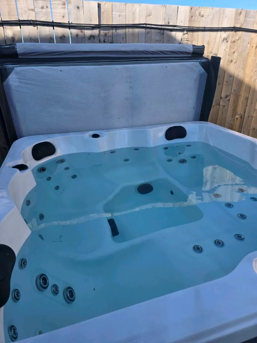 5 person hot tub - Image 4