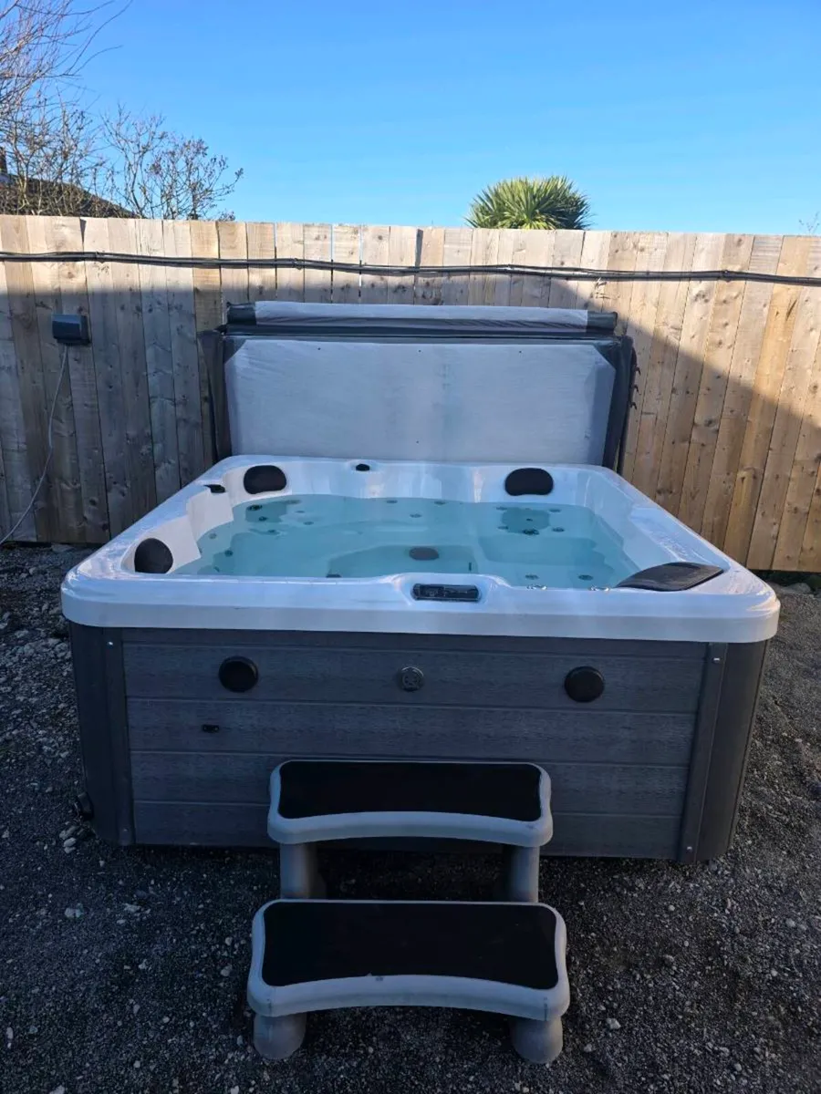 5 person hot tub - Image 1