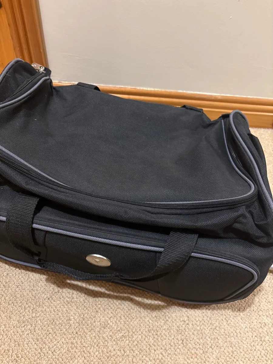 Wheel Suitcase / Hold-all bag in one - Image 2