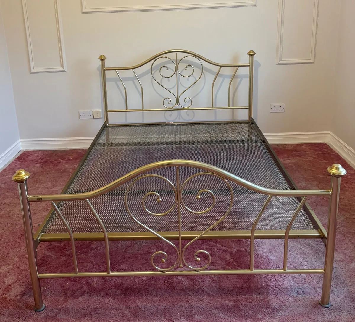 Gold metal bed frame - Image 1