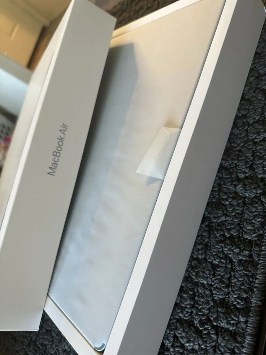 Apple Macbook Air M4 15" 512GB As new Silver - Image 2