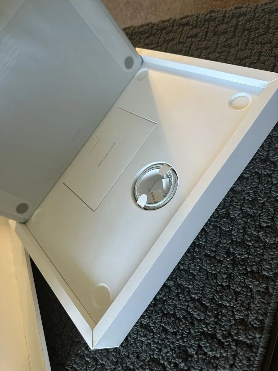 Apple Macbook Air M4 15" 512GB As new Silver - Image 3