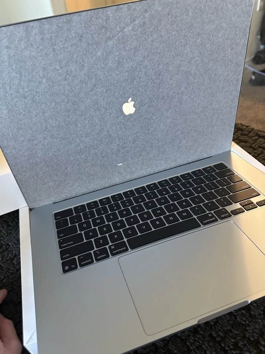 Apple Macbook Air M4 15" 512GB As new Silver - Image 4