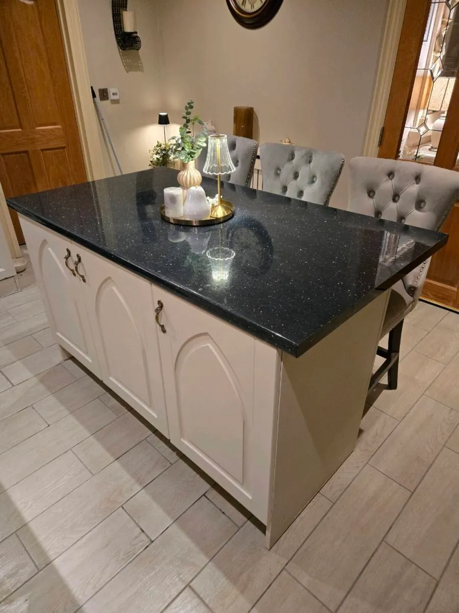 Kitchen Island - Image 1