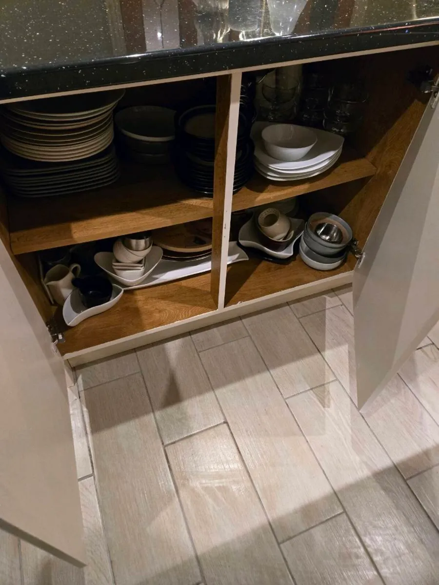 Kitchen Island - Image 4