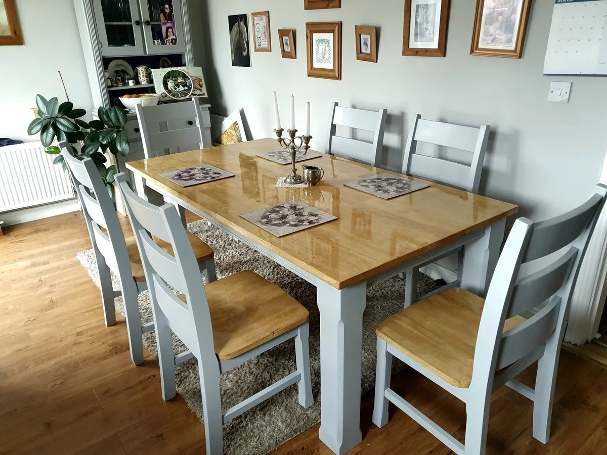 Table and chairs - Image 1