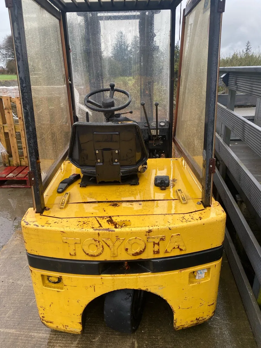 Toyota forklift electric good condition - Image 2