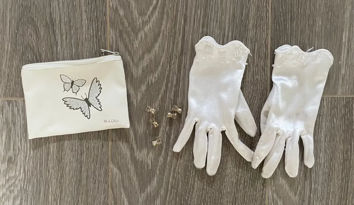 First Holy Communion Bag, Gloves, Hair Studs & Purse - Image 3