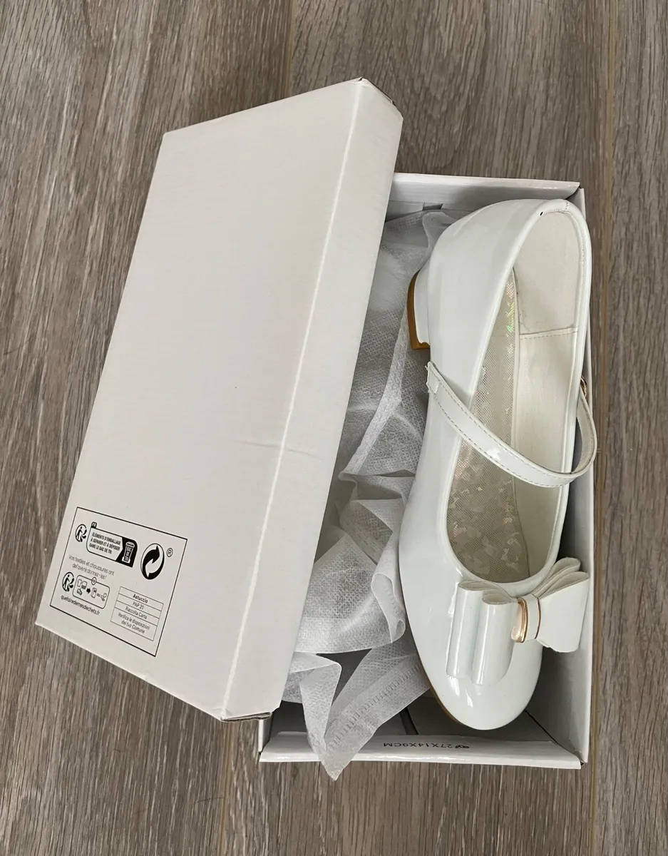 Girls White Dressy Shoes: Size 2 - Image 3