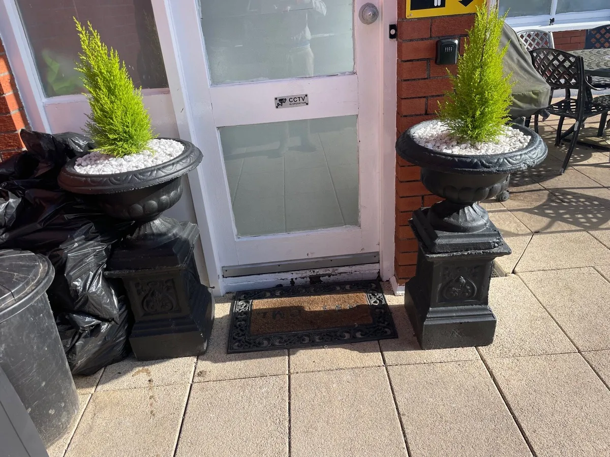 2 large flower stands concrete + base + tree - Image 1