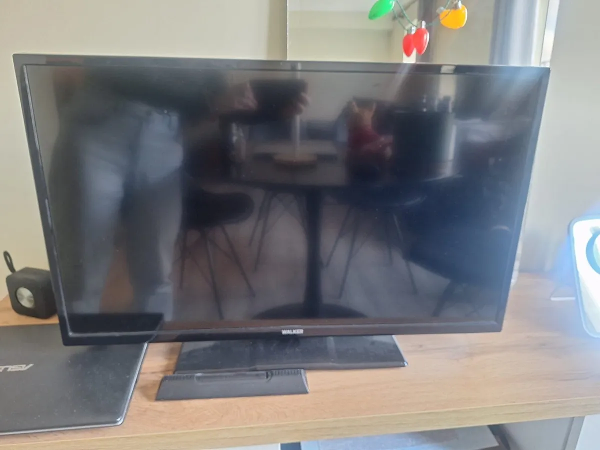 Full HD 32 inch TV Walker with remote - Image 1