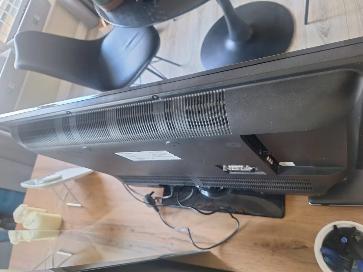 Full HD 32 inch TV Walker with remote - Image 3