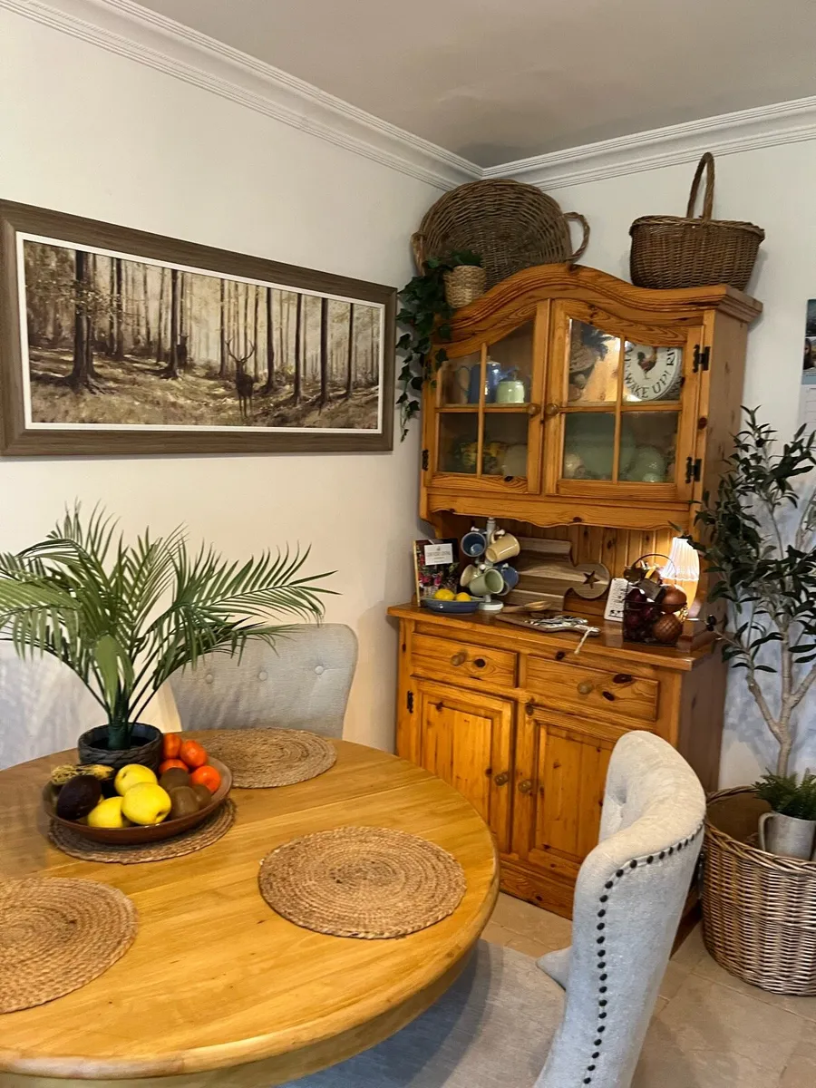 Dresser / display cabinet - Image 1