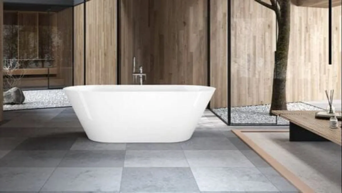 Freestanding bath and tap - Image 3