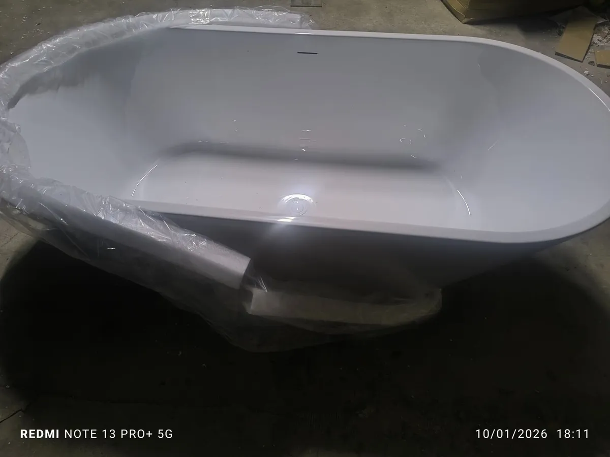 Freestanding bath and tap - Image 4