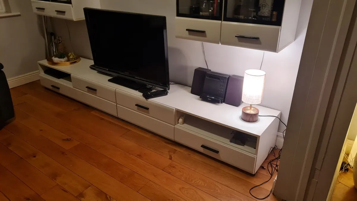 Wall & floor units - Image 1