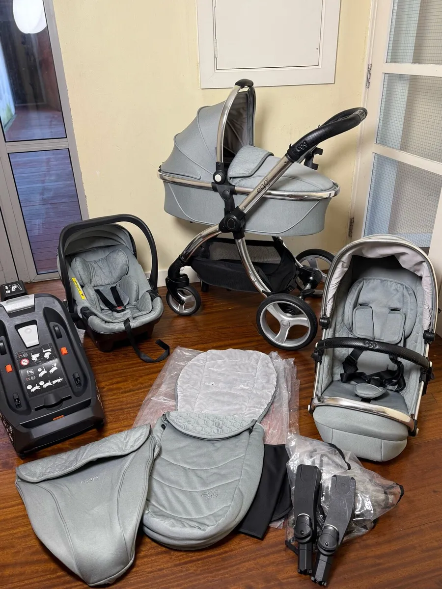Egg 2 full travel system car seat and isofix base - Image 1