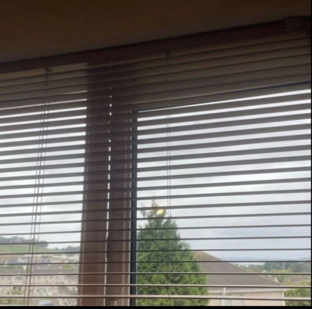 3 wooden windows blinds curtains - Image 2
